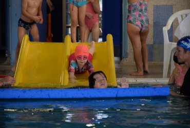 "LES CLASSES BLEUES" À LA PISCINE